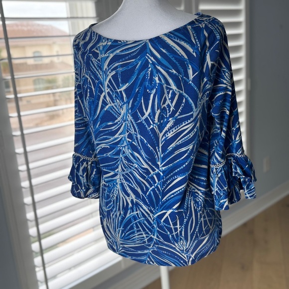 Lilly Pulitzer Ruffle 3/4 Sleeve Top in Blue and White Size Medium - Picture 6 of 9